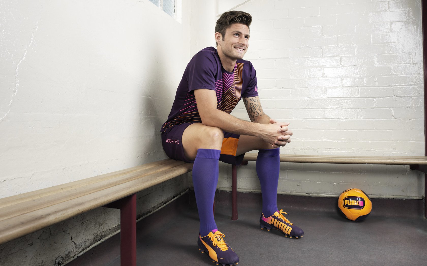 欧冠决赛巅峰对决,皇家马德里加时绝杀利物浦,第15次捧起大耳朵杯